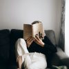 membaca buku