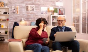 Kacamata Baca buat Oma dan Opa yang Penglihatannya Menurun