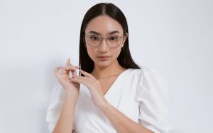 Kacamata Oval Cocok untuk Wajah Berbentuk Hati dan Persegi